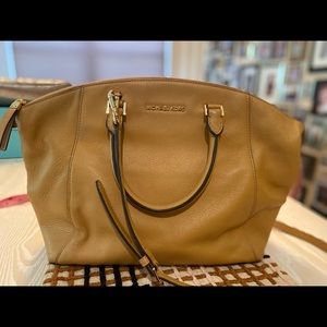 Michael Kors leather bag - with strap butter color